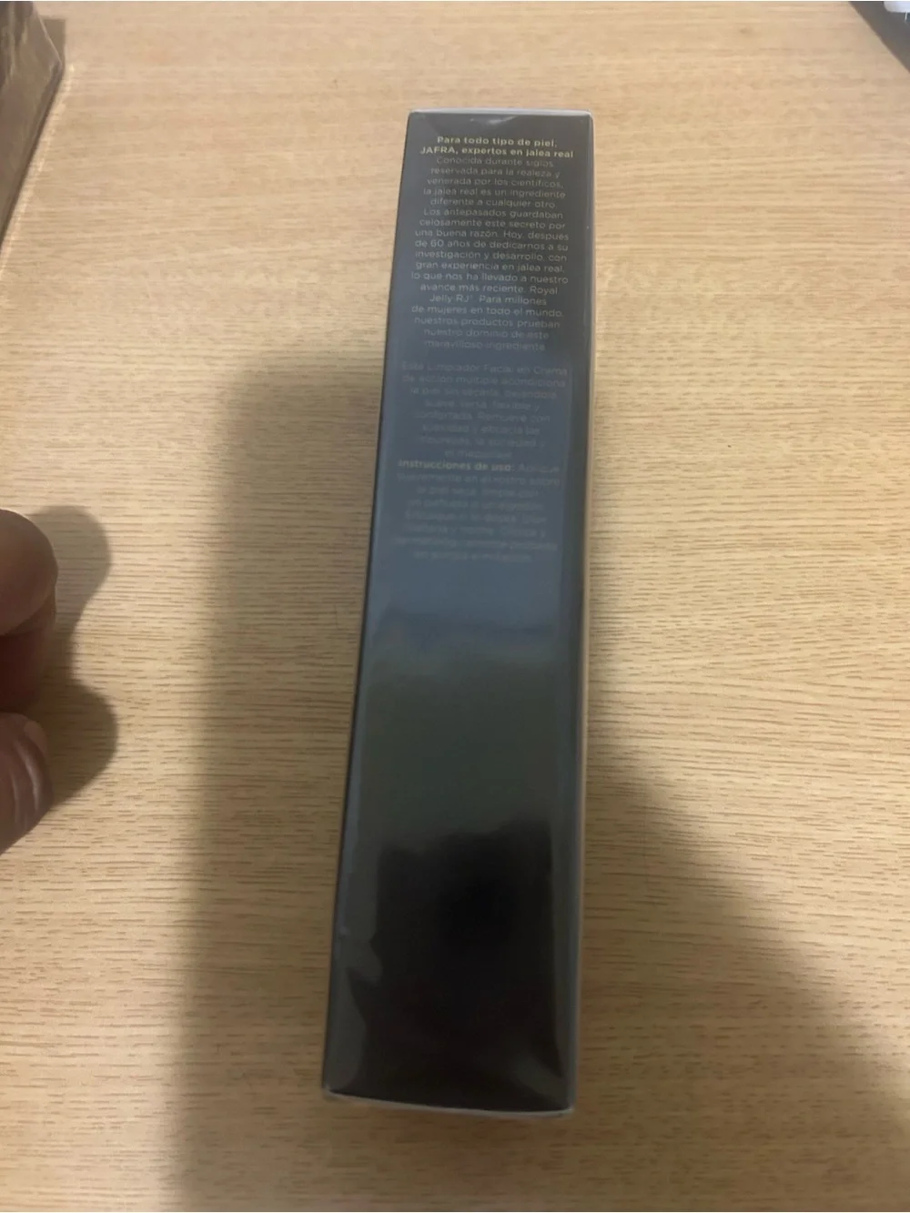 JAFRA Royal Defy Rich Crème Cleanser - Black & Gold